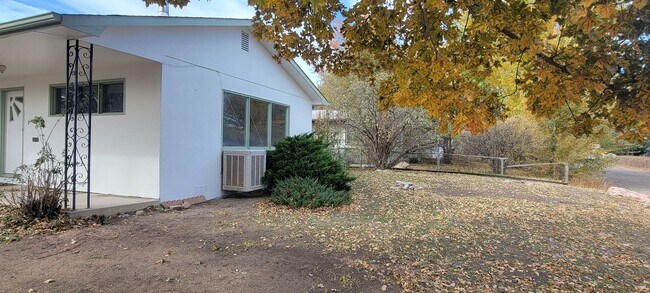 Building Photo - 3 Bedroom 1 Bath Home **Move In Special