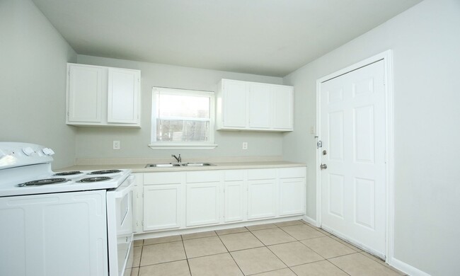 Building Photo - Move-in Ready! 2 bed 1 bath in South East ...