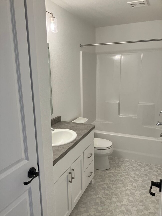 Building Photo - 4 Bed  3 Bath Twin Home