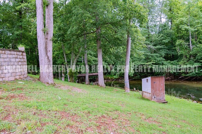Building Photo - 165 Lakeshore Ct