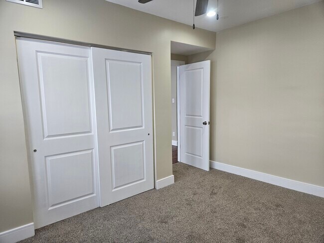 Building Photo - 3040 N Cicero Ave