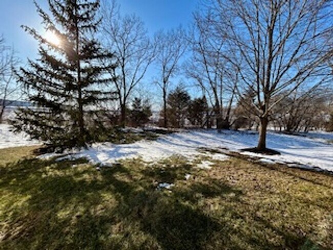 Building Photo - Great 2 Bedroom 2 Bathroom condo on the ea...