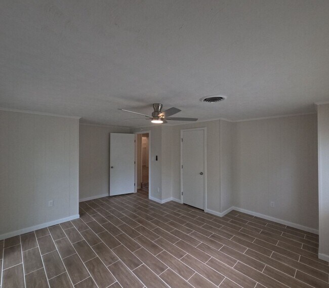 Building Photo - Spacious 5BR/2BA Rental with Bonus Living Space & Great Location