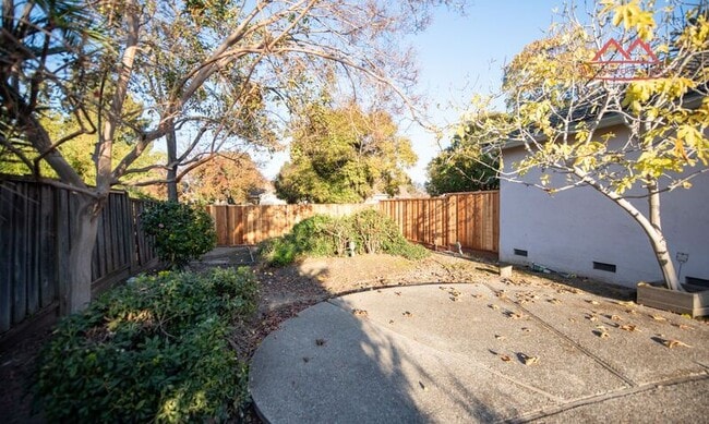 Building Photo - 2135 Hikido Dr