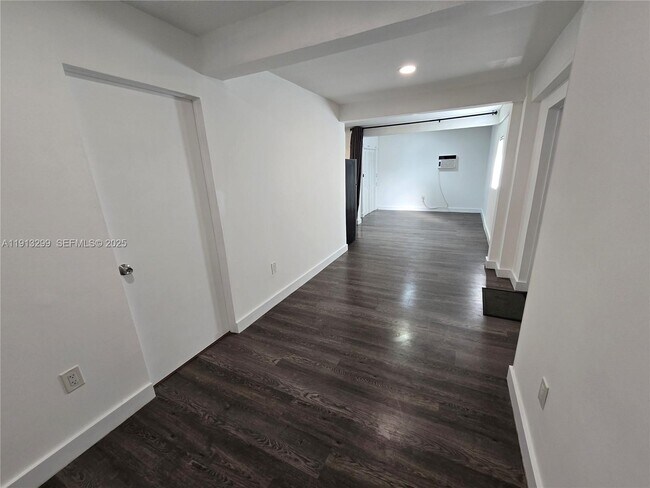 Building Photo - 1629 SW 6th St