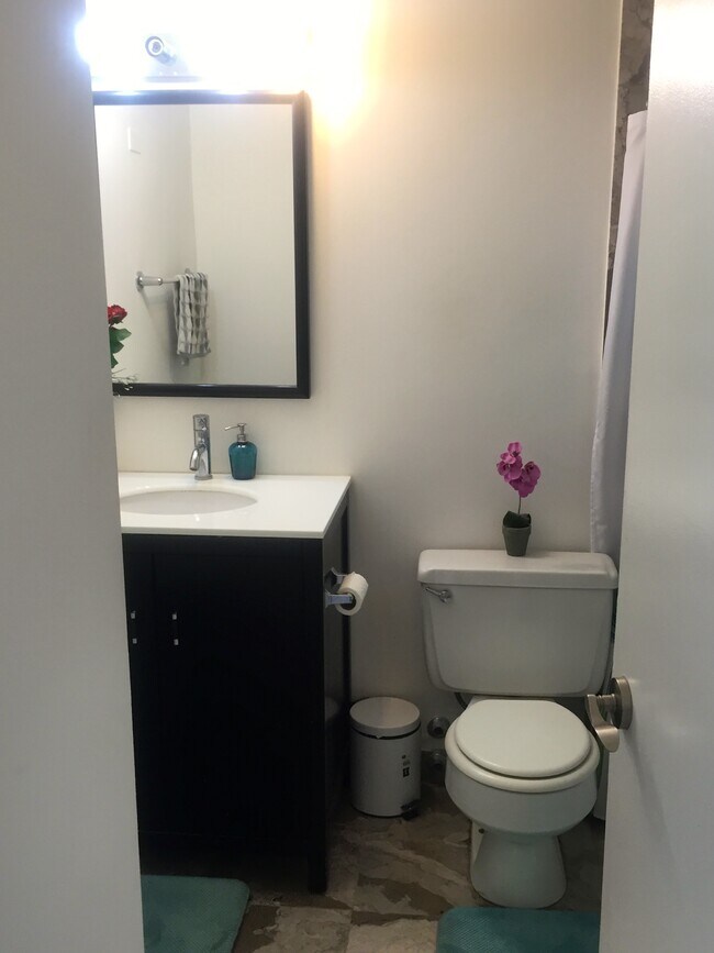 Building Photo - 5445 N Sheridan Rd