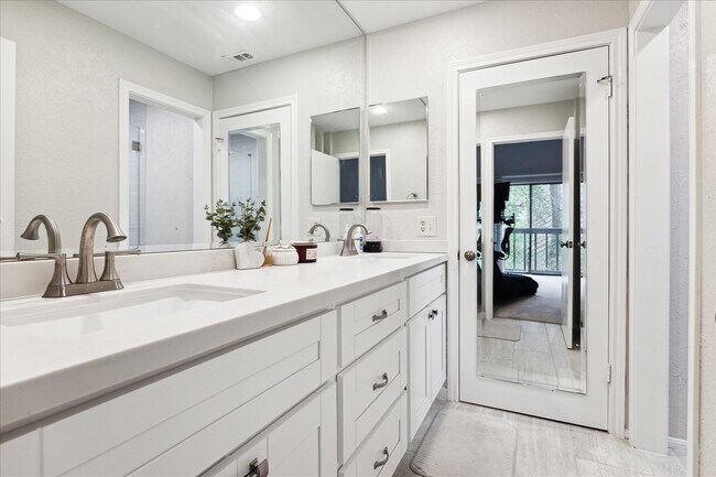 Building Photo - 11711 Memorial Dr