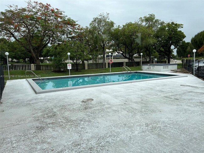 Building Photo - 8000 SW 81st Dr
