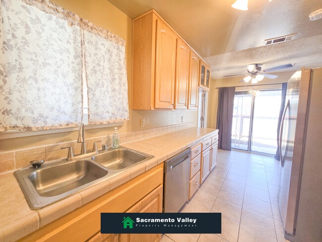 Building Photo - 8765 Crucero Dr