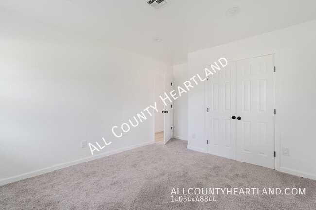 Building Photo - 2100 N Redmond Ave