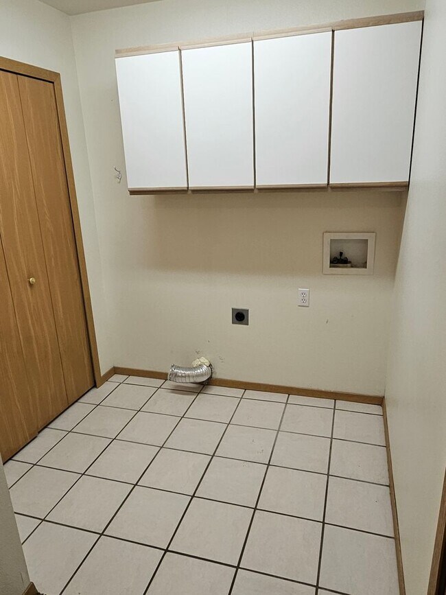 Building Photo - 931 Village Cir