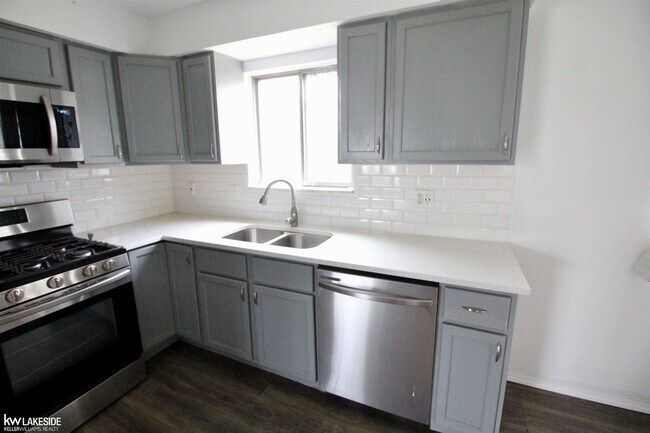 Building Photo - 18672 Beatrice St