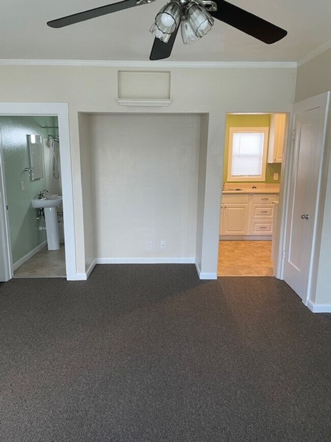 Building Photo - 827