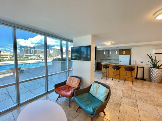 Building Photo - 555 South St