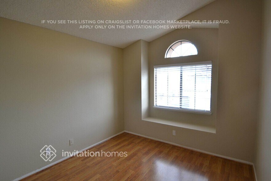 Building Photo - 4546 Grandview Dr
