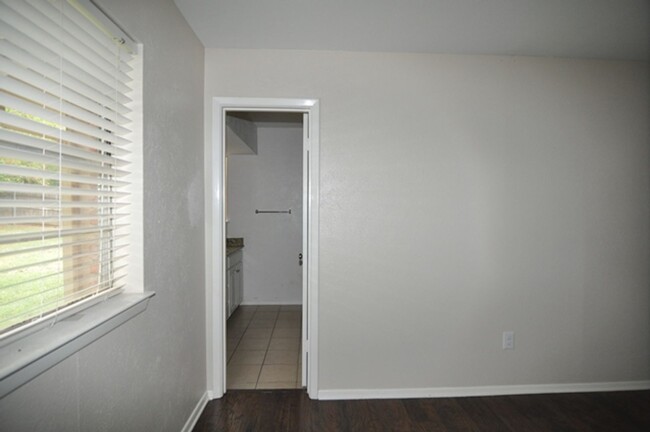 Building Photo - Spacious 3-2-2 home in Hurst!