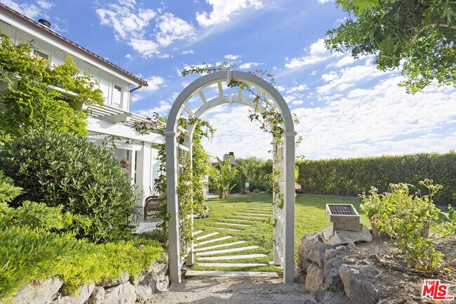 Building Photo - 6363 Zumirez Dr