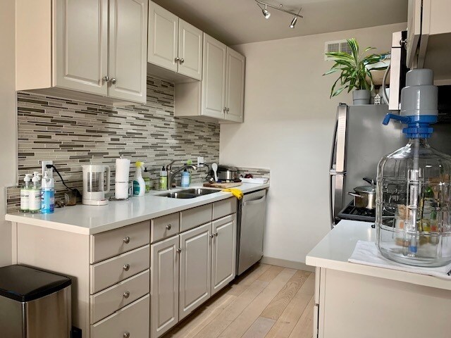 Building Photo - 502 N San Vicente Blvd