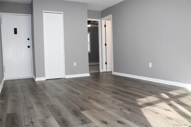Building Photo - 303 Barclay Manor
