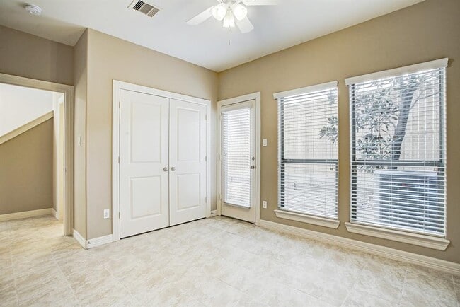 Building Photo - 3830 Center Plaza Dr