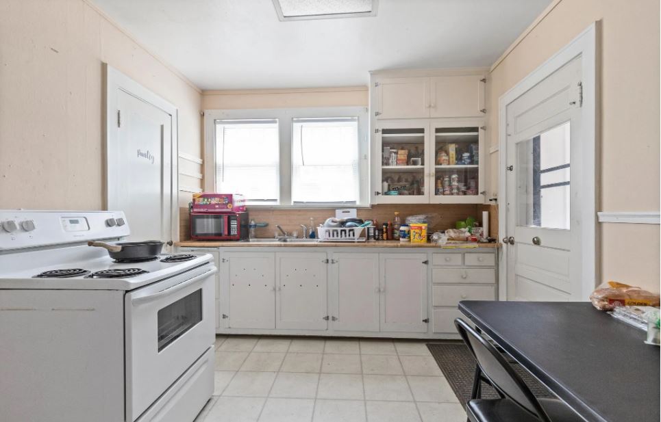Kitchen - 334 Gwinn Ave