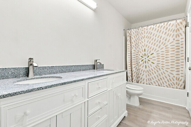 Building Photo - 259 W Whispering Oaks Ln