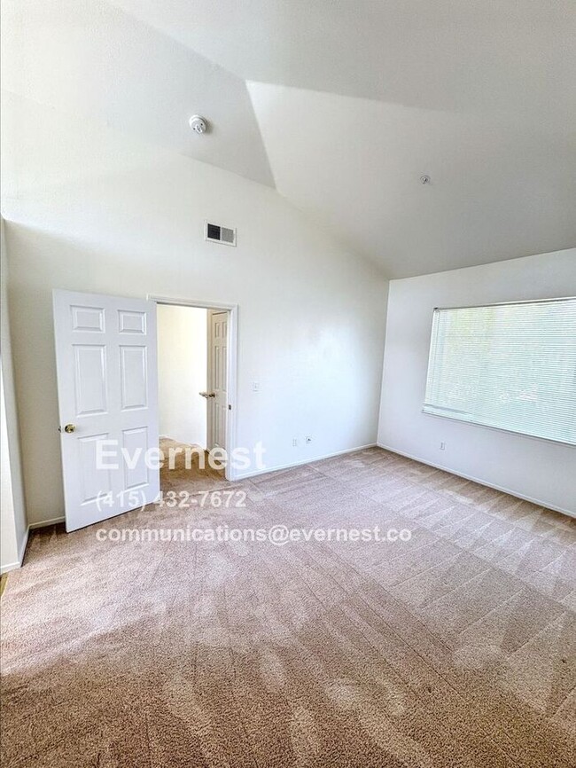 Building Photo - Lovely 2-Bedroom Townhome: Comfort and Con...