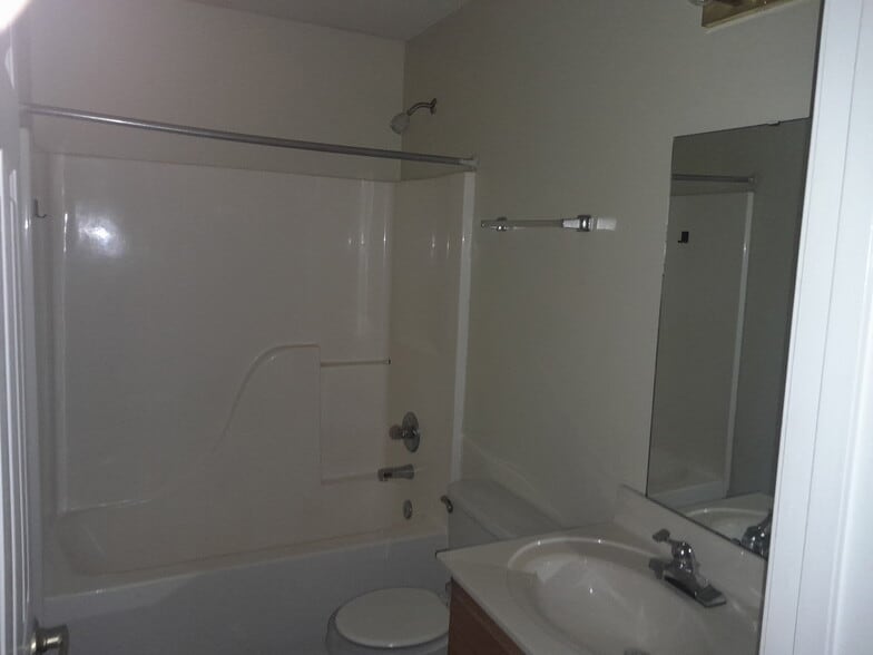 Upper level bathroom - 136 Cedar Ave