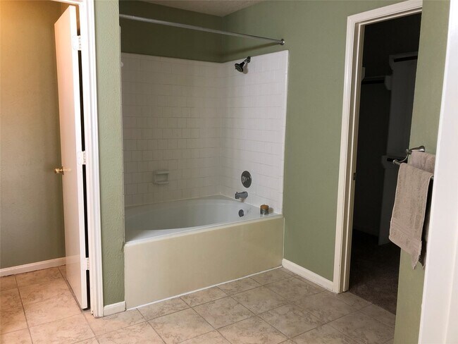 Building Photo - 18006 Golden Ridge Dr