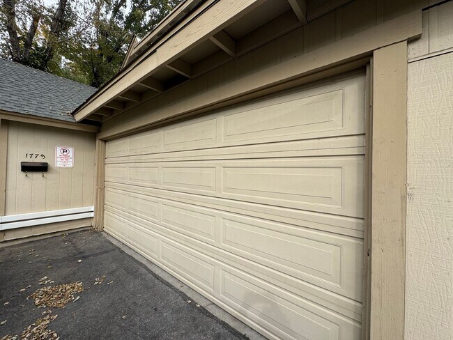 Building Photo - 2 bedroom 1.5 bathroom with large garage in Sparks. Washer and Dryer included!