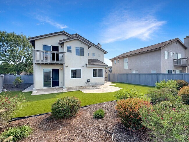 Building Photo - Beautiful 4B/3BA house w/ large backyard i...