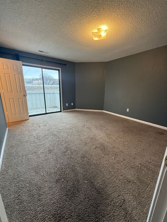 Building Photo - Spacious 3-bedroom, 1.5-bath townhome available