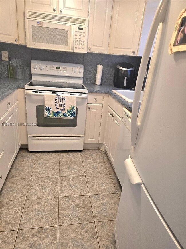 Building Photo - 2998 Sunrise Lakes Dr E