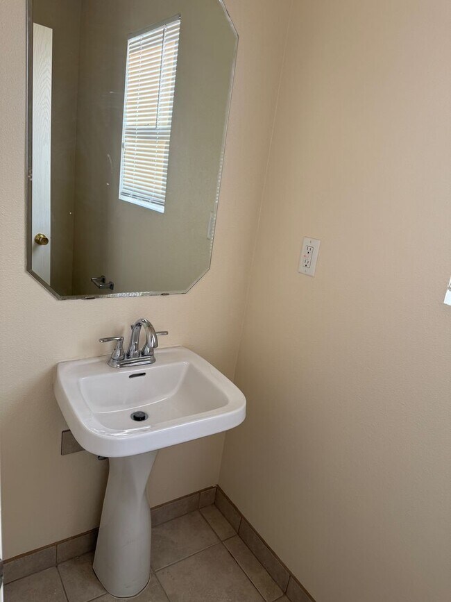 Building Photo - 4 Br, 2.5 Bath, loft upstairs, landscaped ...