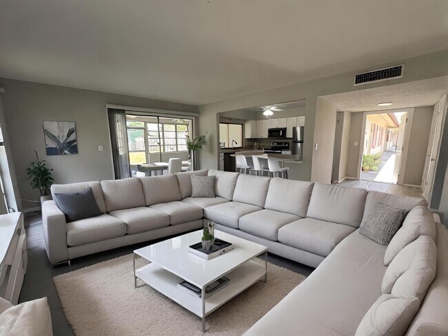 Building Photo - 1920 W Lakeview Blvd