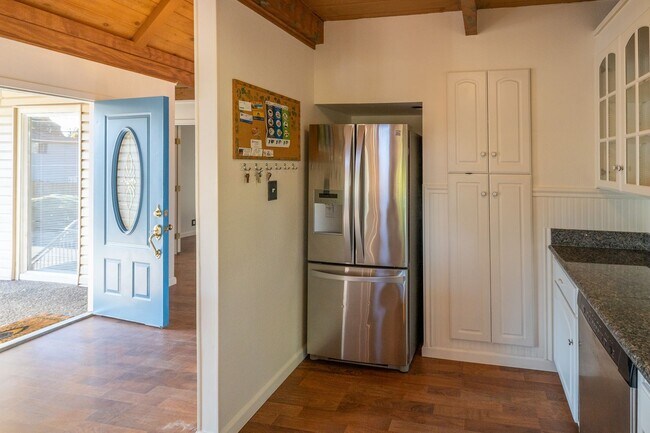 Building Photo - Beautiful 3 bedroom home with Castro Valle...