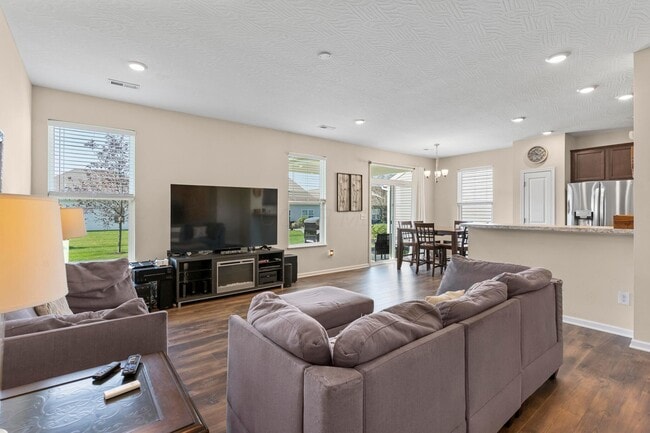 Building Photo - 220 Woodland Sky Dr