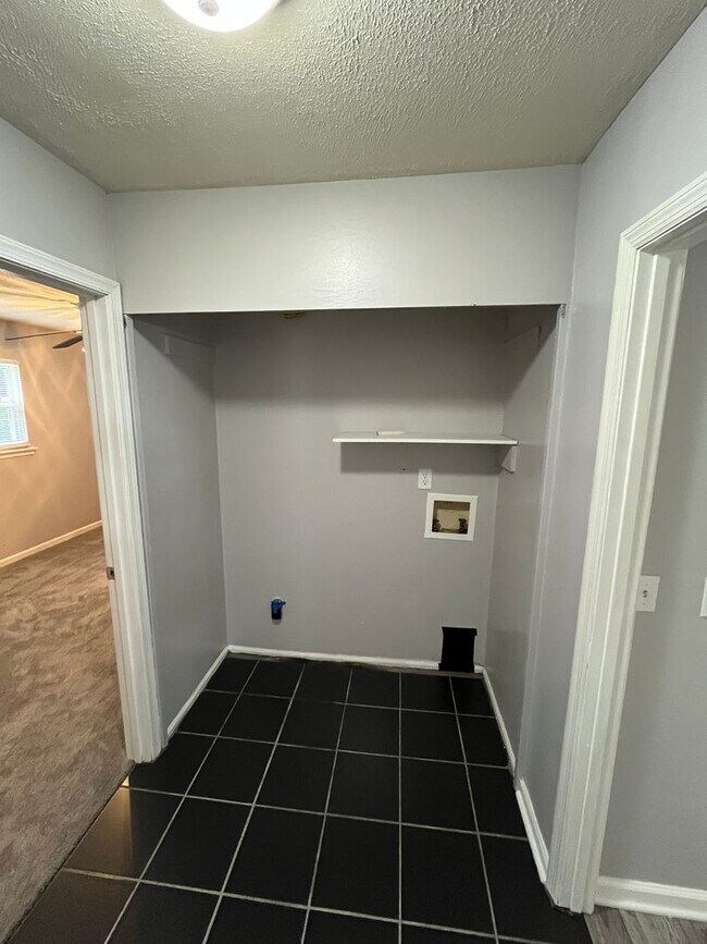Building Photo - Nice One-Level 3 Bedroom 1.5 Bath Home