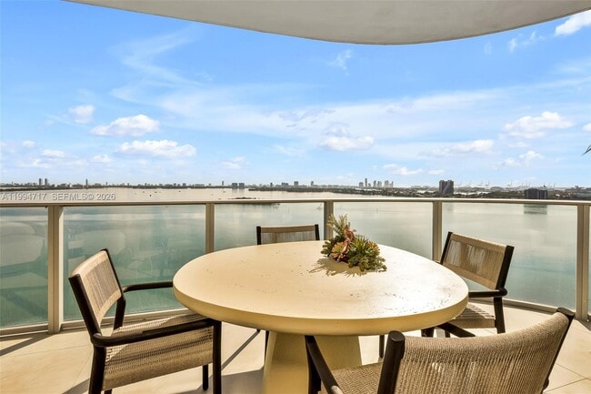 Building Photo - 700 NE 24th St