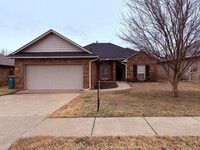 Building Photo - Three bedroom home in Edmond!