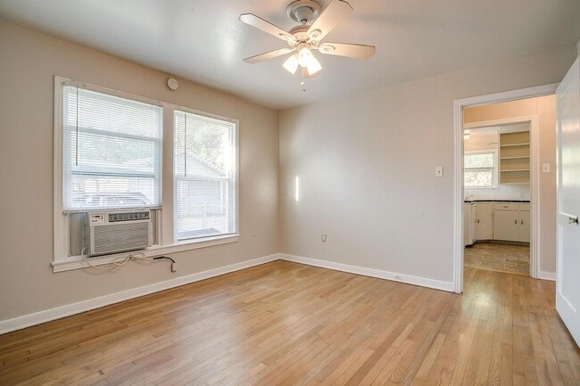 Building Photo - One Side of Great Duplex Near TCU- 1 Bed, ...