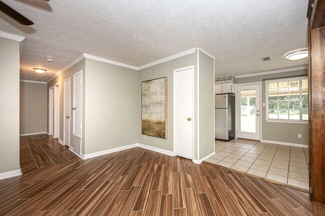 Building Photo - Move in ready 3 Bed 2 Bath Home in East Central School District!