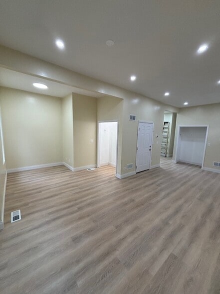 Building Photo - 645 N Avers Ave