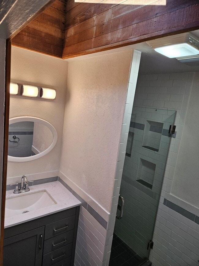 Building Photo - Cozy Wooded Vintage Charmer
