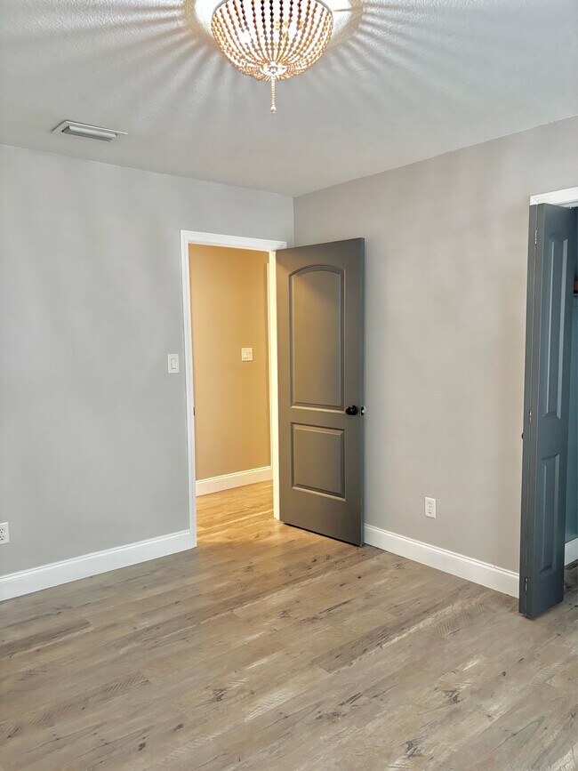 Building Photo - 2121 Oakstream Ave