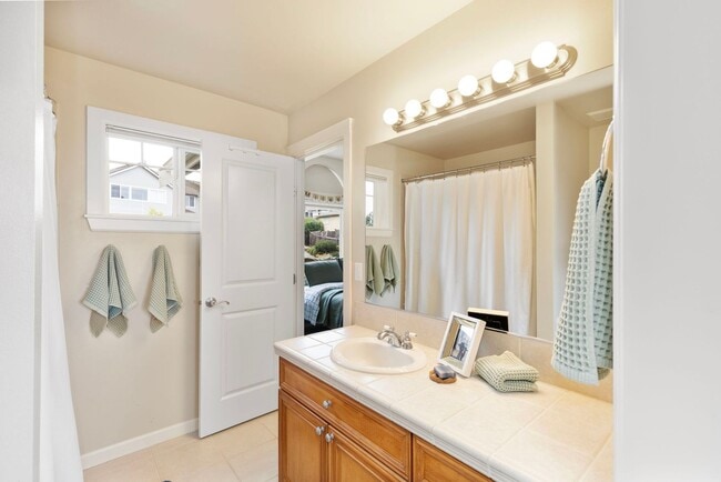 Building Photo - Renovated VIEW Kingston Home Near Ferry fo...