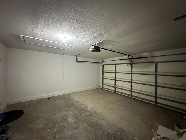 Building Photo - Modern 3-Bedroom Single-Family Home for Re...
