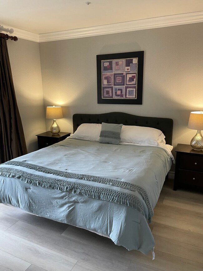 Building Photo - Meridian Furnished 2 Bd / 2 Ba Luxury Condo, Newly Renovated