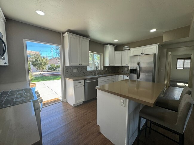 Building Photo - 3BR/2BA HOME available NOW in FLETCHER PAR...