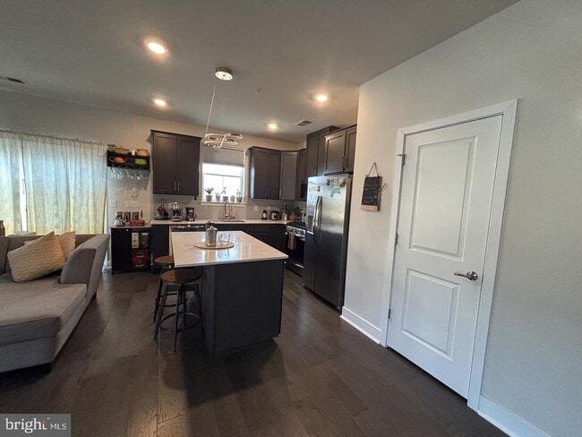 Building Photo - 983 Skylar Ct.